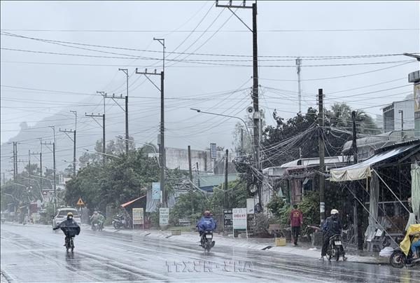 Dự báo thời tiết ngày và đêm 12/10: Bắc Bộ ngày nắng, Trung và Nam Bộ có mưa dông
