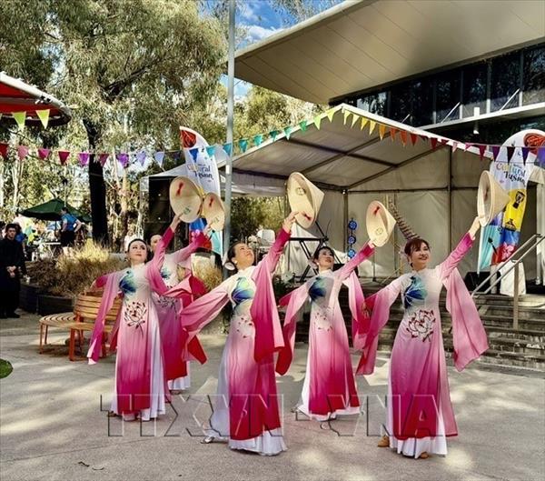Tôn vinh tiếng Việt: Kiều bào tại Australia thắp lửa yêu thương nơi xứ người