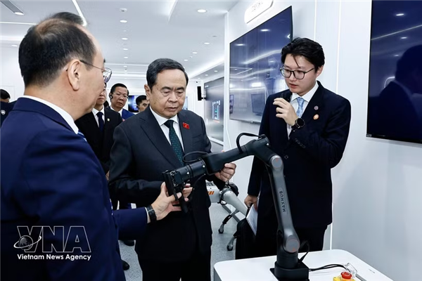 越南国会主席陈青敏参访北京经开区