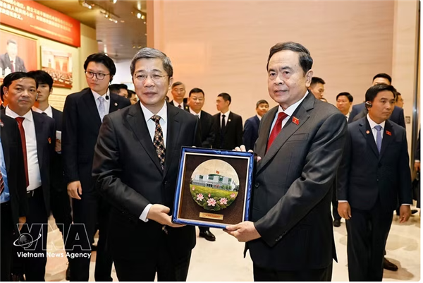 Le président de lAssemblée nationale Tran Thanh Man visite le Musée du Parti communiste chinois