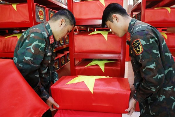Trang nghiêm phủ Quốc kỳ lên từng hài cốt liệt sĩ tại Công viên Lê Thị Riêng