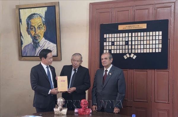Đoàn đại biểu Đảng Cộng sản Việt Nam thăm Peru, trao tặng sách của Tổng Bí thư, Chủ tịch nước Tô Lâm