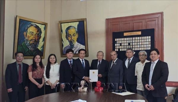 Viet Nam comparte su experiencia de desarrollo con organizaciones políticas de Perú