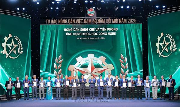 베트남 농민, 단결과 창의성으로 국가 발전 견인…‘도이머이 40주년 우수 농민 시상식 개최