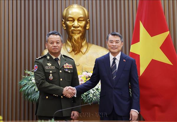 នាយករដ្ឋមន្ត្រីលោក ឡេ មិញហ៊ឹង អញ្ជើញទទួលជួបជាមួយឧបនាយករដ្ឋមន្ត្រី រដ្ឋមន្ត្រីក្រសួងការពារជាតិកម្ពុជា