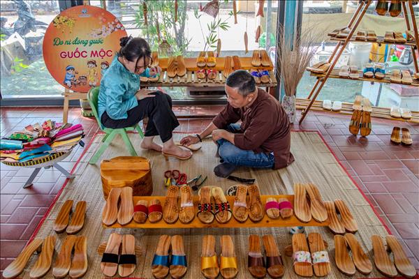 Người giữ nghề đo ni đóng guốc ở Đồng Nai