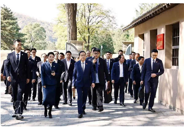 Le législateur suprême vietnamien visite des sites révolutionnaires dans le Shaanxi
