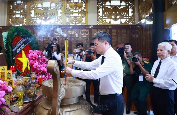 PM attends memorial service for 731 fallen soldiers in Ho Chi Minh City
