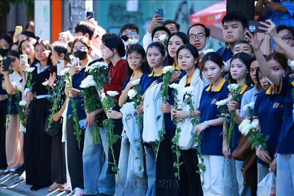 Ho Chi Minh City residents pay tribute to fallen soldiers