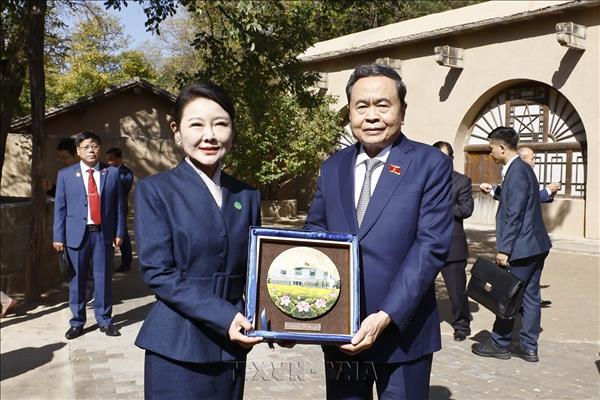 NA President tours revolutionary sites in Chinas Shaanxi