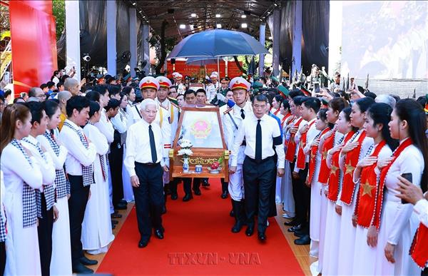 Le Premier ministre Le Minh Hung assiste à une cérémonie dhommage à 731 martyrs