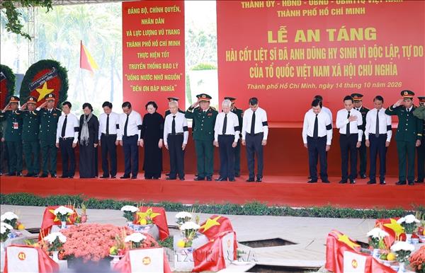 Đông đảo người dân Thành phố Hồ Chí Minh tiễn đưa các liệt sĩ về nơi an nghỉ cuối cùng