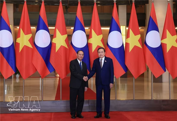 越南国会主席陈青敏会见老挝人民革命党中央书记处常务书记