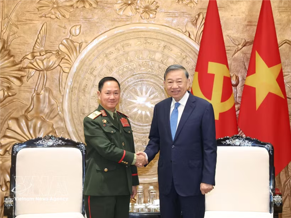 越共中央总书记、国家主席苏林会见老挝国防部长坎良·乌塔凯松大将
