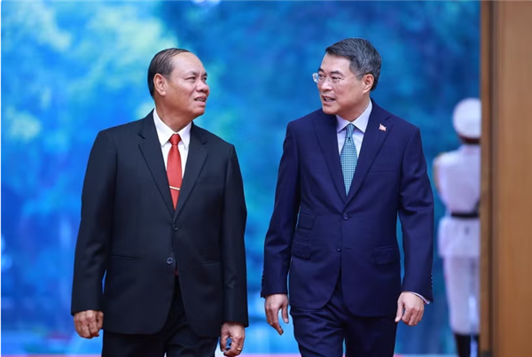 Le Vietnam accorde la plus haute priorité à ses relations avec le Laos