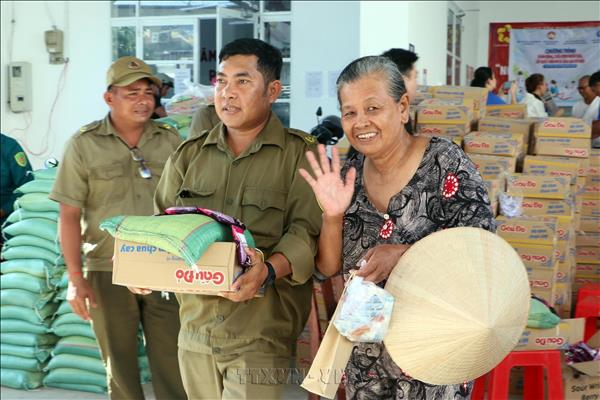 Kết nối nguồn lực, đưa y tế và nhu yếu phẩm về vùng biên giới biển