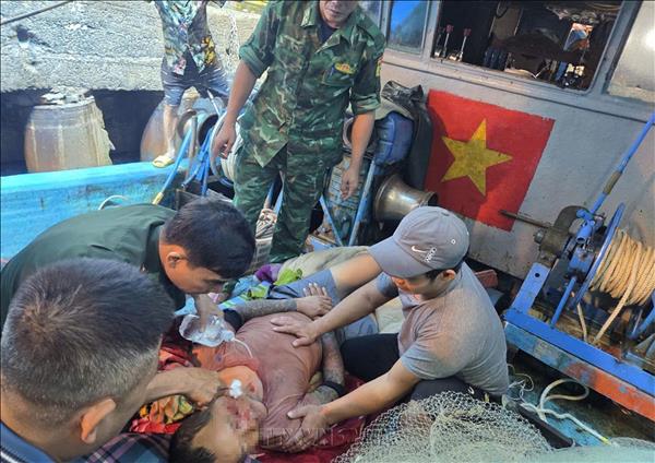 Kịp thời hỗ trợ ngư dân gặp nạn trên biển