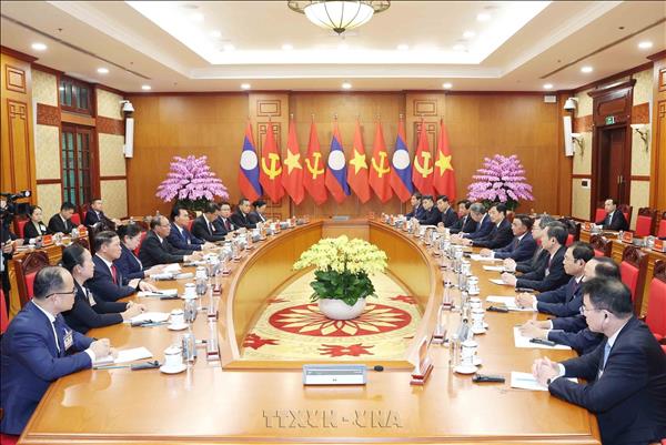 Thường trực Ban Bí thư Trần Cẩm Tú hội đàm với Thường trực Ban Bí thư Trung ương Đảng Nhân dân Cách mạng Lào Vilay Lakhamphong