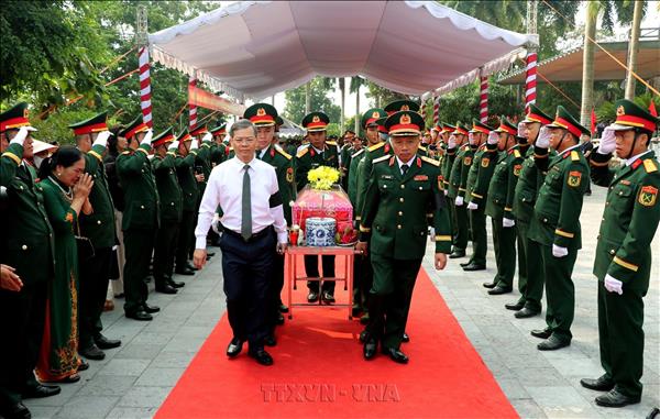 Phó Chủ tịch Thường trực Quốc hội Đỗ Văn Chiến dự lễ truy điệu, an táng 93 hài cốt liệt sĩ hy sinh ở mặt trận Vị Xuyên