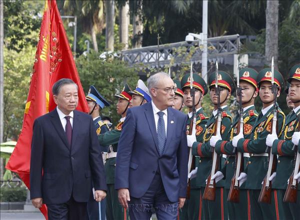 Le secrétaire général du Parti et président vietnamien Tô Lâm accueille le président suisse Guy Parmelin