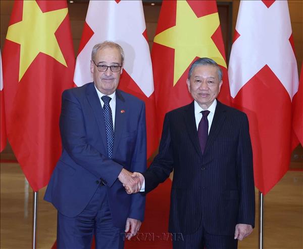 Top Vietnamese leader hosts welcome ceremony for Swiss President