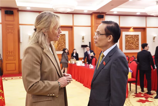 越南外交部部长黎怀忠会见冰岛外长贡纳尔斯多蒂尔