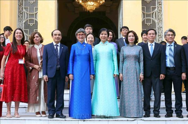 Spouses of Vietnamese, Swiss leaders visit Hanoi University of Pharmacy