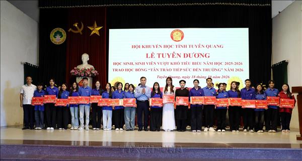 Học bổng Tân Trào tiếp sức đến trường cho học sinh, sinh viên vượt khó