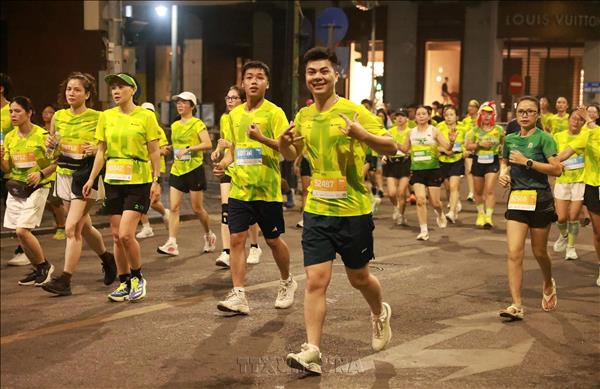 1.1万余名国内外选手角逐河内马拉松 在体育竞技中领略首都文化