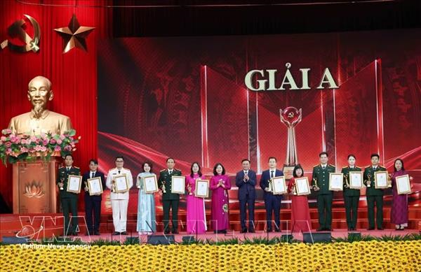 越共中央书记处常务书记陈锦秀出席第六届捍卫党的思想基础政论竞赛颁奖仪式