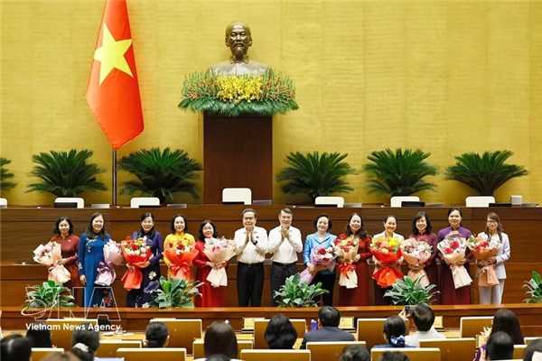 越南政府总理黎明兴和国会主席陈青敏会见第十六届国会女代表