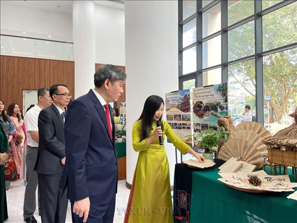 Trưng bày kết quả nghiên cứu về dân tộc, tôn giáo và con người