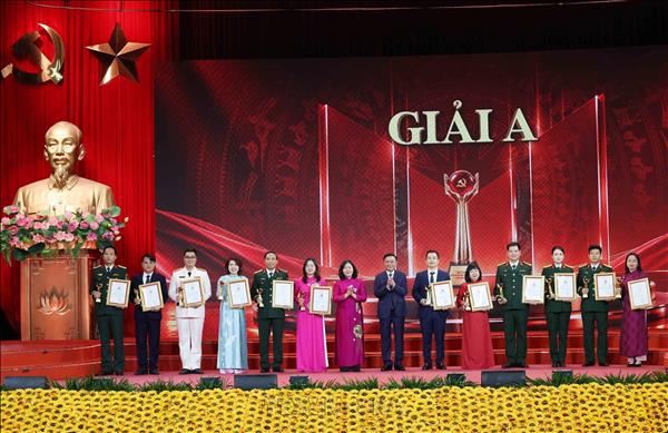 Thường trực Ban Bí thư Trần Cẩm Tú dự Lễ trao giải Cuộc thi chính luận về bảo vệ nền tảng tư tưởng của Đảng lần thứ Sáu