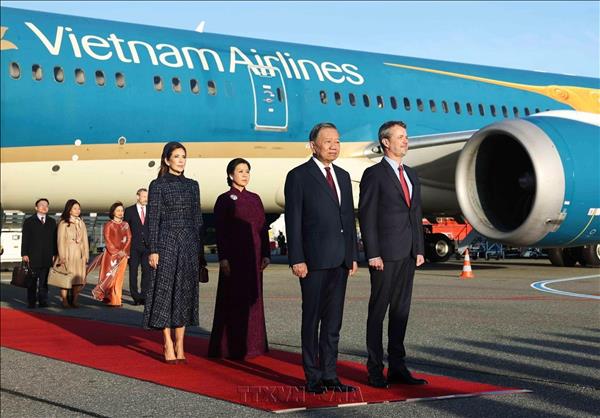Top leader arrives in Copenhagen, beginning State visit to Denmark