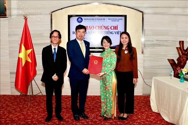 Trao chứng chỉ cho thí sinh tham dự Kỳ thi năng lực tiếng Việt tại Nhật Bản
