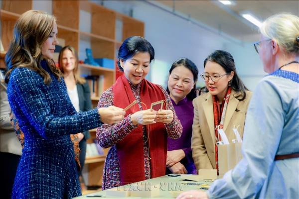 Phu nhân Tổng Bí thư, Chủ tịch nước cùng Hoàng hậu Đan Mạch trao tặng Tủ sách Việt Nam cho thư viện tại Copenhagen