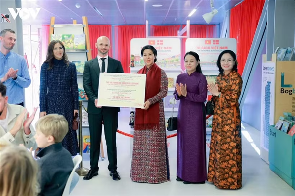 越南国家主席夫人吴芳璃与丹麦王后向哥本哈根图书馆赠送越南书架