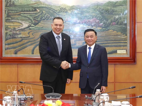 越共中央书记处常务书记陈锦秀会见新加坡公共服务署代表团