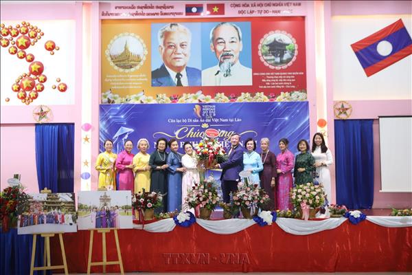 Tà áo dài - nhịp cầu kết nối văn hóa Việt – Lào