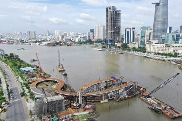 Chính thức hợp long cầu đi bộ qua sông Sài Gòn