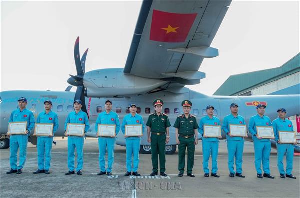 Máy bay quân sự đưa hơn 8.450 mẫu hài cốt liệt sĩ ra Hà Nội giám định ADN