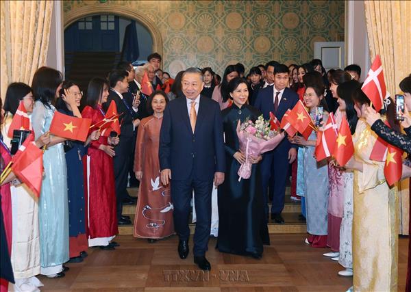 Máximo dirigente de Vietnam se reúne con la comunidad de connacionales en países nórdicos