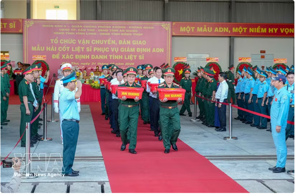 Transport par avion militaire de plus de 8 400 échantillons dossements de martyrs à Hanoi pour identification génétique