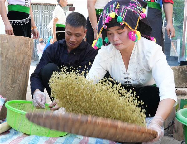 Cốm Co Giàng Lai Châu: Món ăn truyền thống trở thành sản phẩm kinh tế 