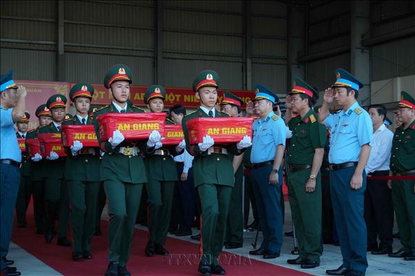 Military aircraft transports more samples of war martyrs remains to Hanoi for DNA identification