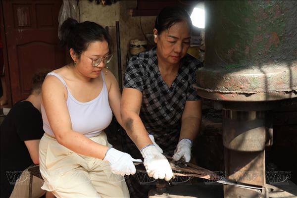 Nghệ nhân Đỗ Thị Tuyến và hành hành trình phát triển nghề rèn Đa Sĩ