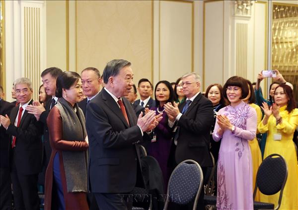 General Secretary and President To Lam meets with staff of Vietnamese agencies in Belgium, Vietnamese community in Europe