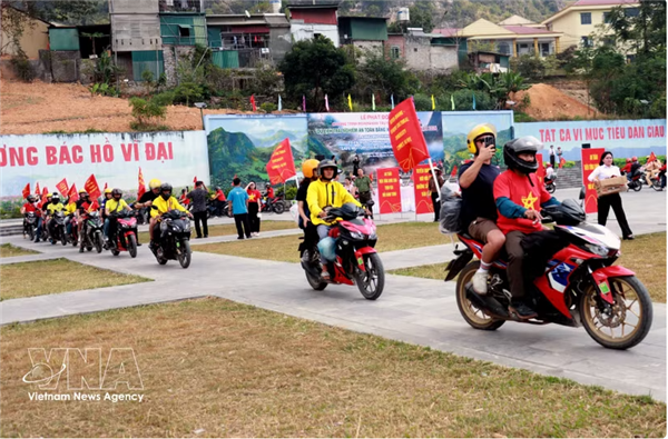 Cent motos à la conquête de Ma Pi Leng pour promouvoir un tourisme sûr