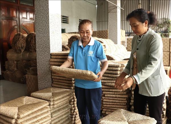 Tiểu thủ công nghiệp mở ra nhiều cơ hội nghề nghiệp cho người dân Đồng Tháp