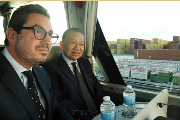 Top leader visits Port of Antwerp-Bruges in Belgium